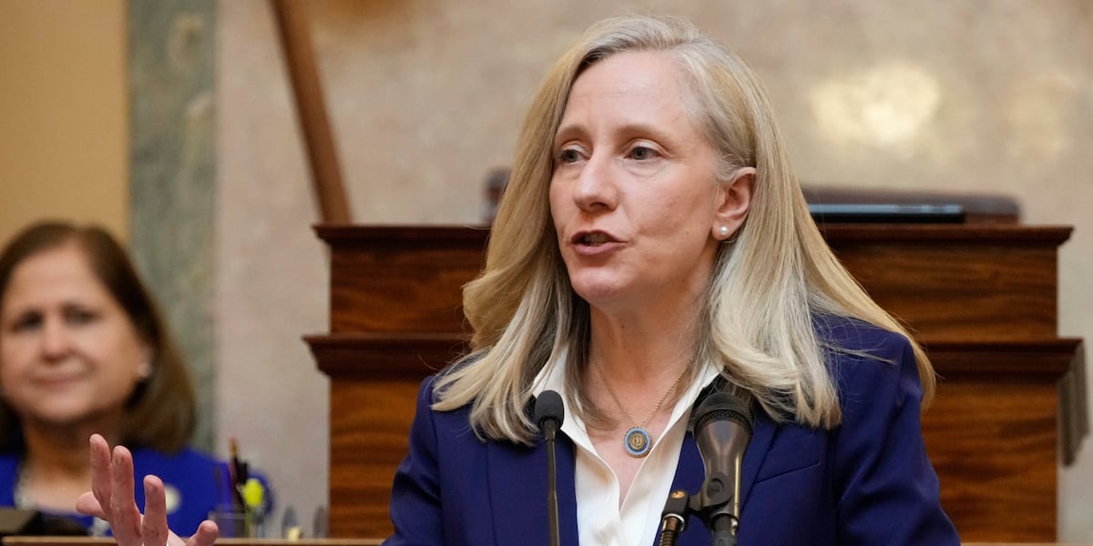 El gobernador firma proyectos de ley relacionados con delitos y aplicación de la ley